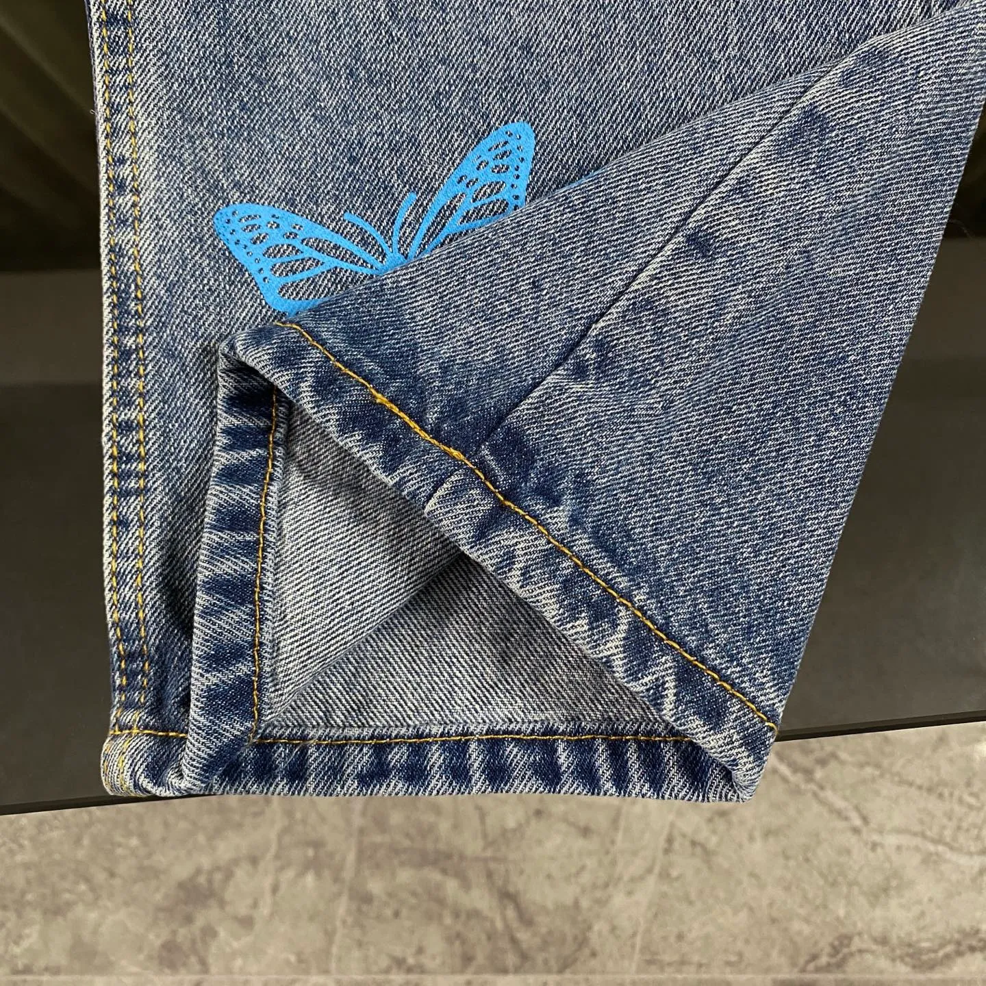 P230 Chrome Hearts 2025 new rare three-color butterfly print couple's washed loose jeans. High version, high version, top ceiling quality. Styles with different washed textures, very friendly to people with thin legs and thick legs. The straight version is very flattering to the leg shape. Moderate length that never goes out of style, easy to match with casual, basic styling for various styles, a must-have in the wardrobe! The fabric is stiff but also makes the upper body soft without losing texture. The washing process is even more perfect. It is a must-have item for everyone! ! ! Washed wheat, hang tag, pants label, three labels complete Color: blue Size: 28, 30, 32, 34